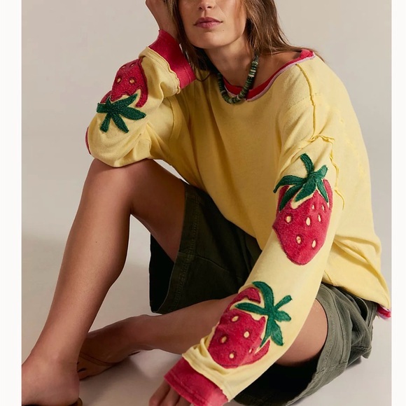 We The Free ‘you’re a star’ Yellow Sweatshirt with 🍓 - Picture 1 of 4